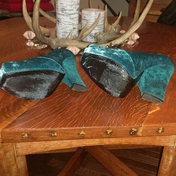 3 For $25 ZINC Turquoise Velvet Shoes. Size 7 - Picture 4 of 4